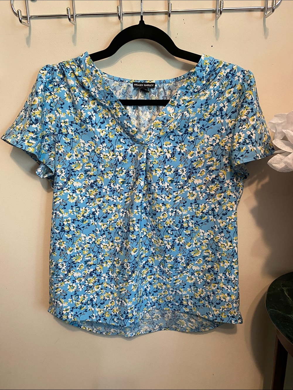 Hilary Radley Blue Floral V-Neck Short Sleeve Top Size Small